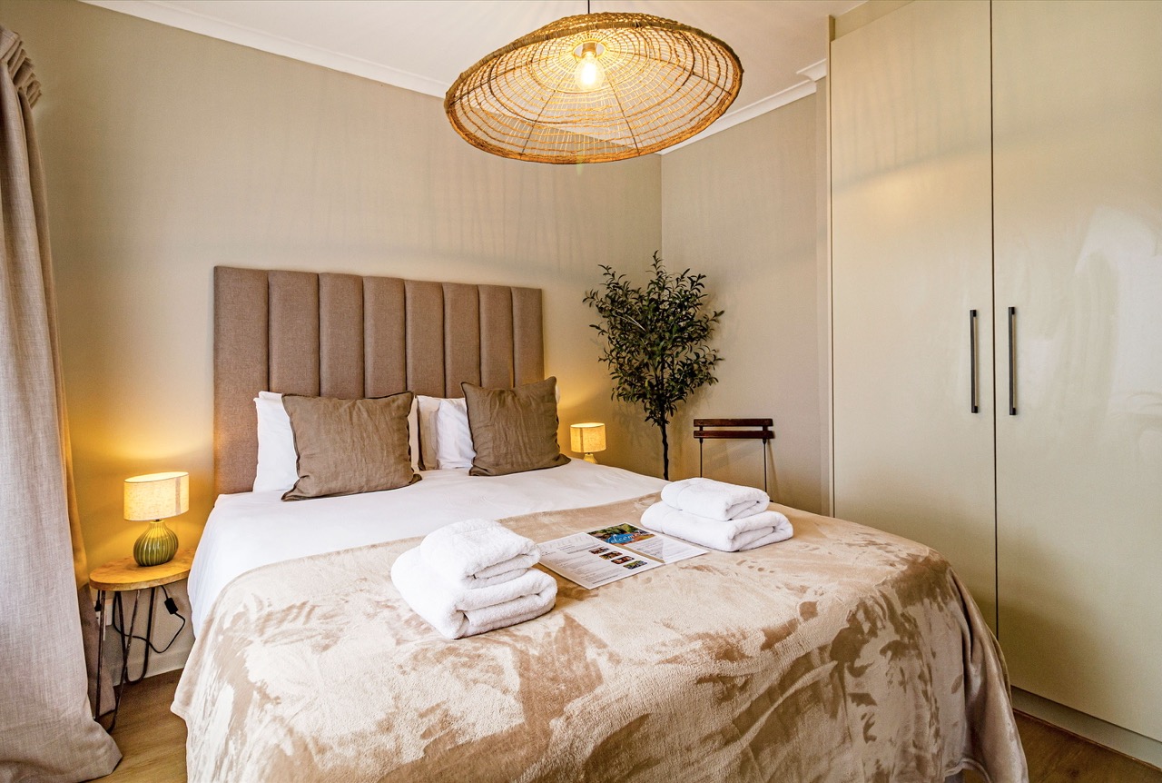 Family cottage, the main bedroom with a Queen XL bed and a woven pendant lamp