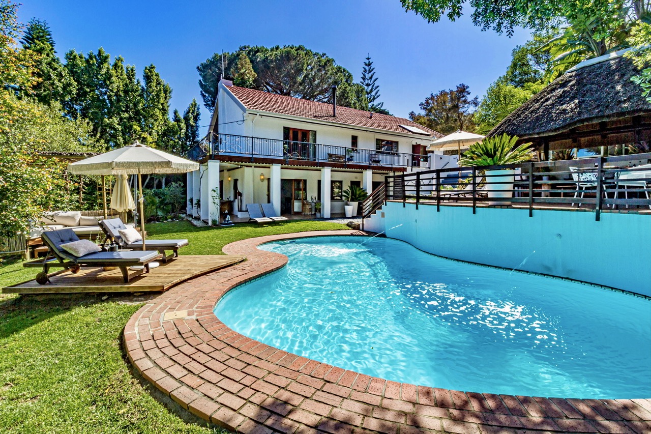 Der gemeinsame Pool und Garten der Villa Helderberg, wenige Schritte von den Zimmern