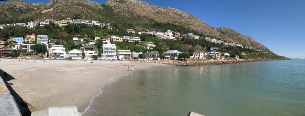 Bikini Beach in Gordon’s Bay, geschützt von der Hafenmauer