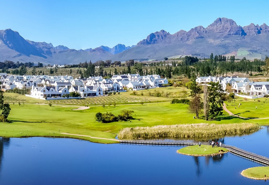 Der Golfplatz von De Zalze zwischen den Weinbergen bei Stellenbosch