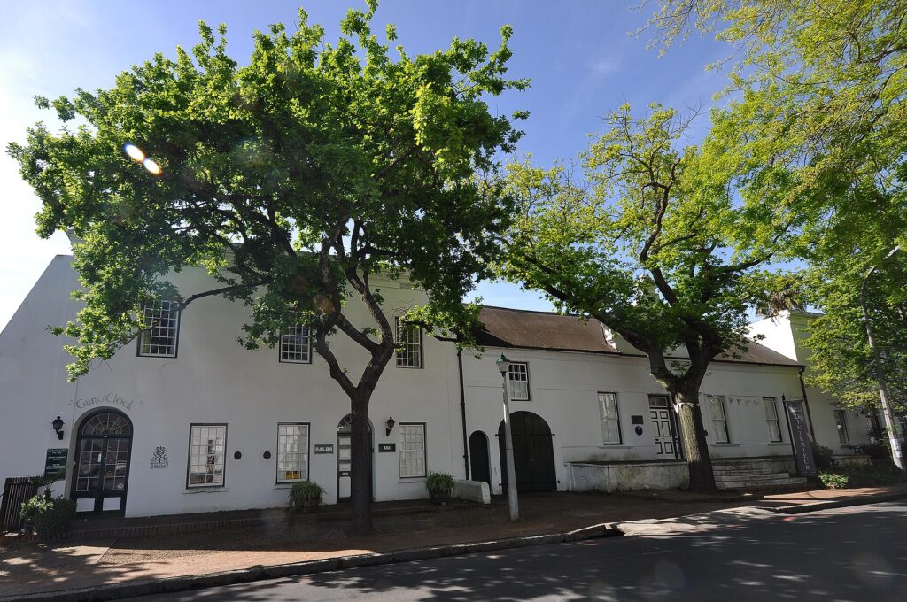 Die von Eichen gesäumte Dorp Street in Stellenbosch, Heimat des Rupert Museum