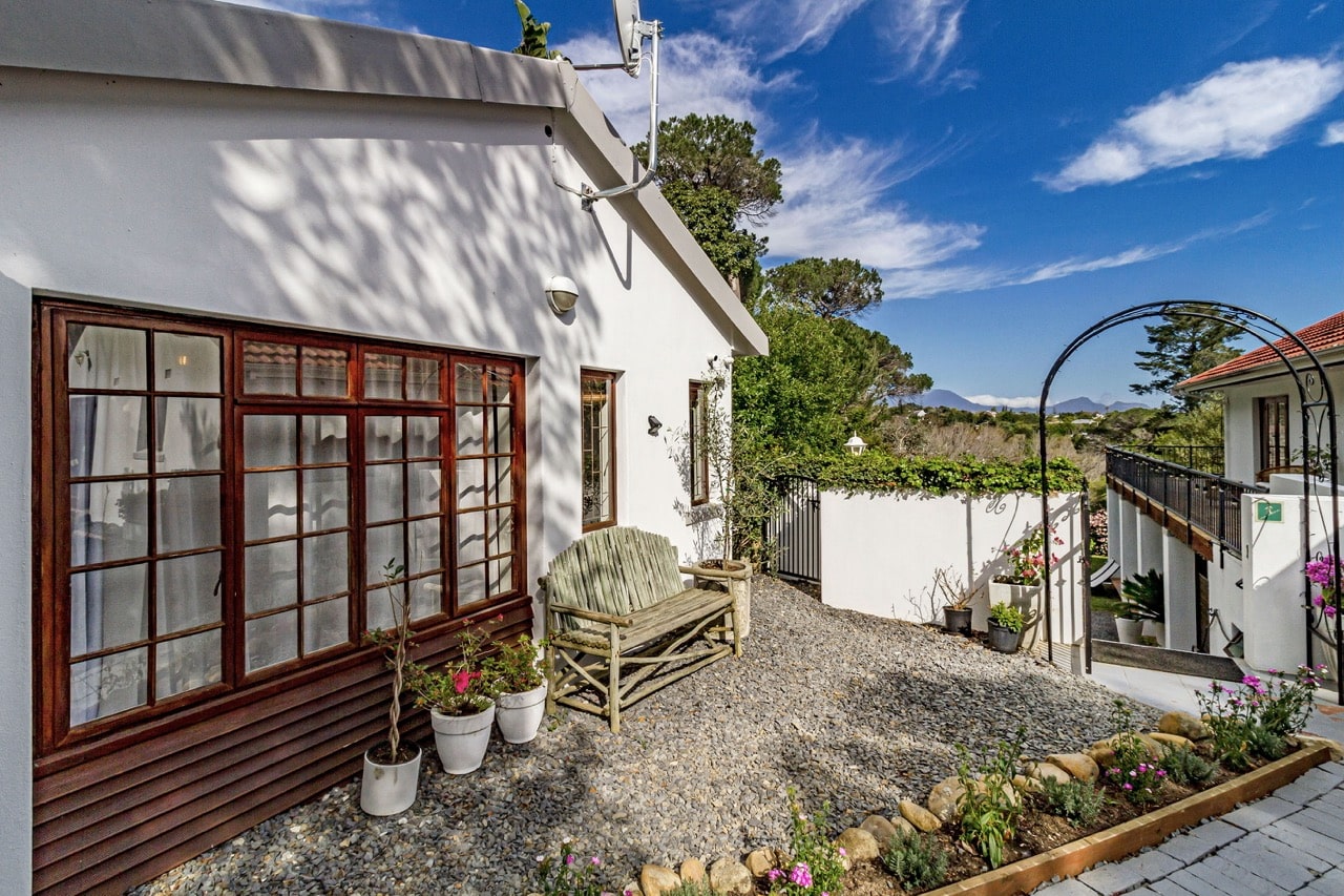 Das Family Cottage vom Garten aus, dahinter die Berge