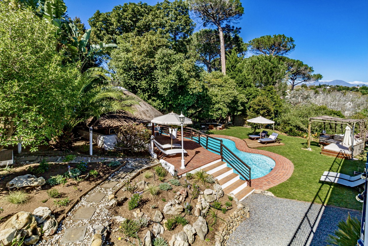 Garten, Pool und Lapa der Villa Helderberg von oben