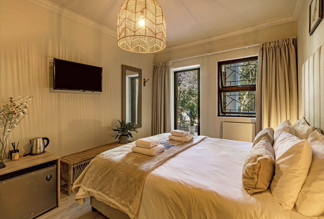Garden Room 1: das Bett mit Blick in den Garten