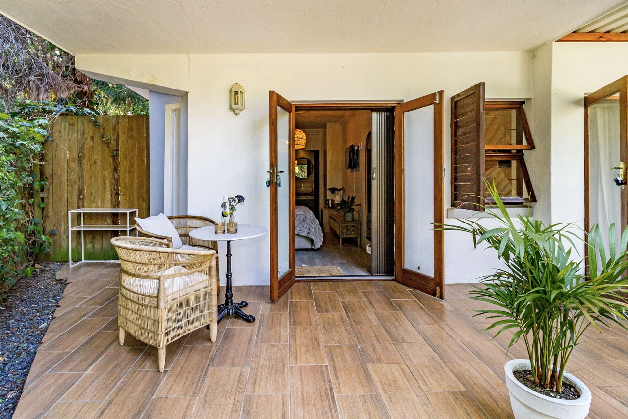 Die private Terrasse von Garden Room 2 mit den Türen ins Zimmer