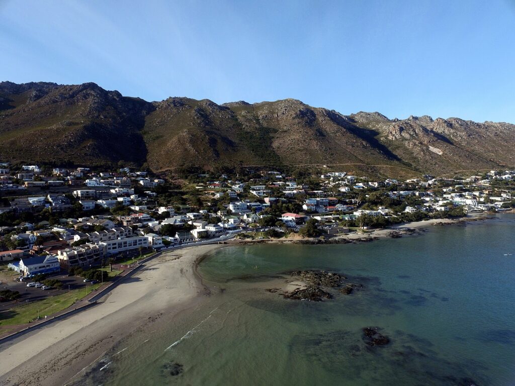 Gordon’s Bay am Fuß der Hottentots-Holland-Berge