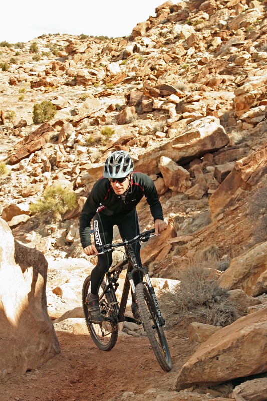 Ein Mountainbiker auf einem Trail im Westkap