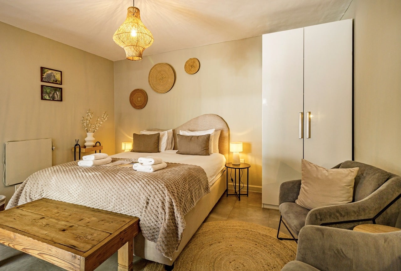 Pool Suite 1: Schlafzimmer mit Kingsize-Bett und gewölbtem Kopfteil
