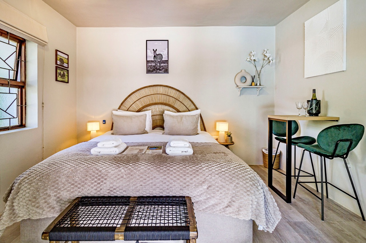 Pool Suite 2: a bedroom with a king bed and a breakfast bar