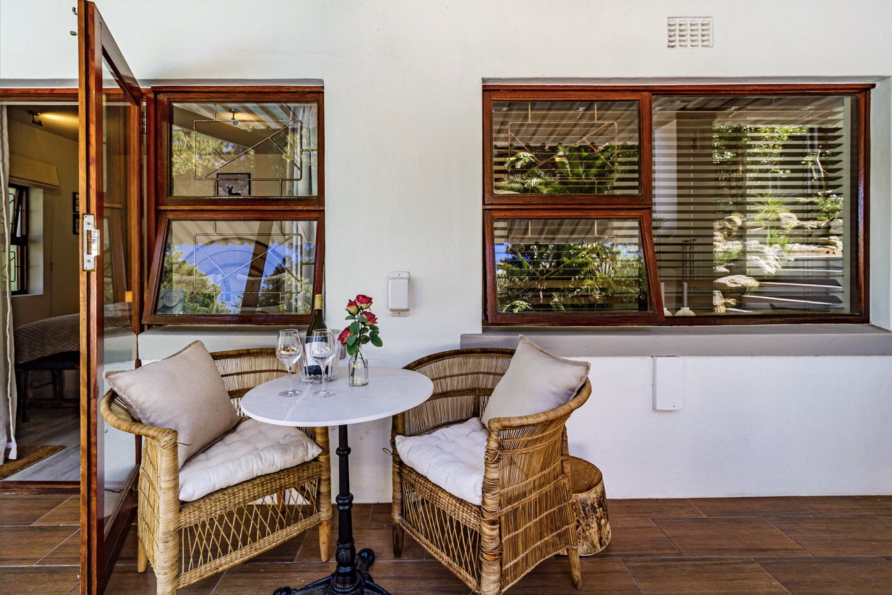 Pool Suite 2: a sitting corner with the garden through the windows