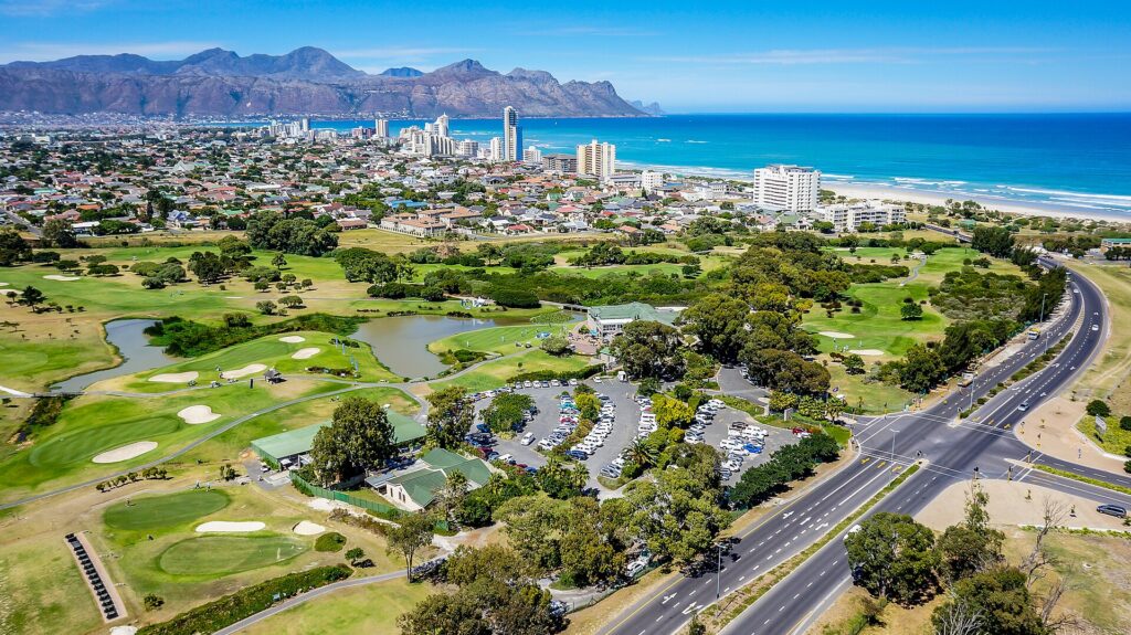 Strand Golf Club und die Strandpromenade von Strand an der False Bay aus der Luft