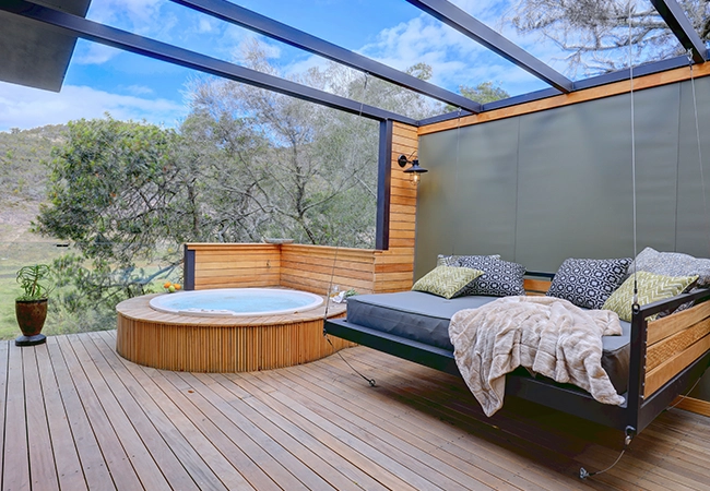 Die Terrasse einer Suite der Tented Lodge im Botlierskop Private Game Reserve