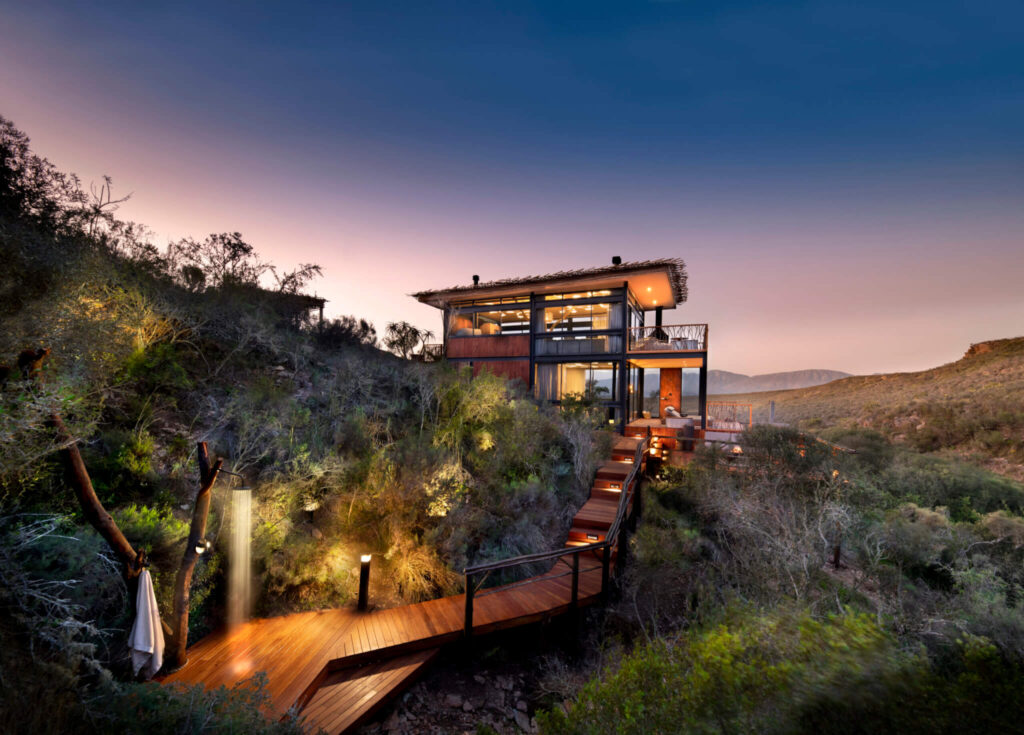 Das Treehouse im Melozhori Private Game Reserve in der Dämmerung