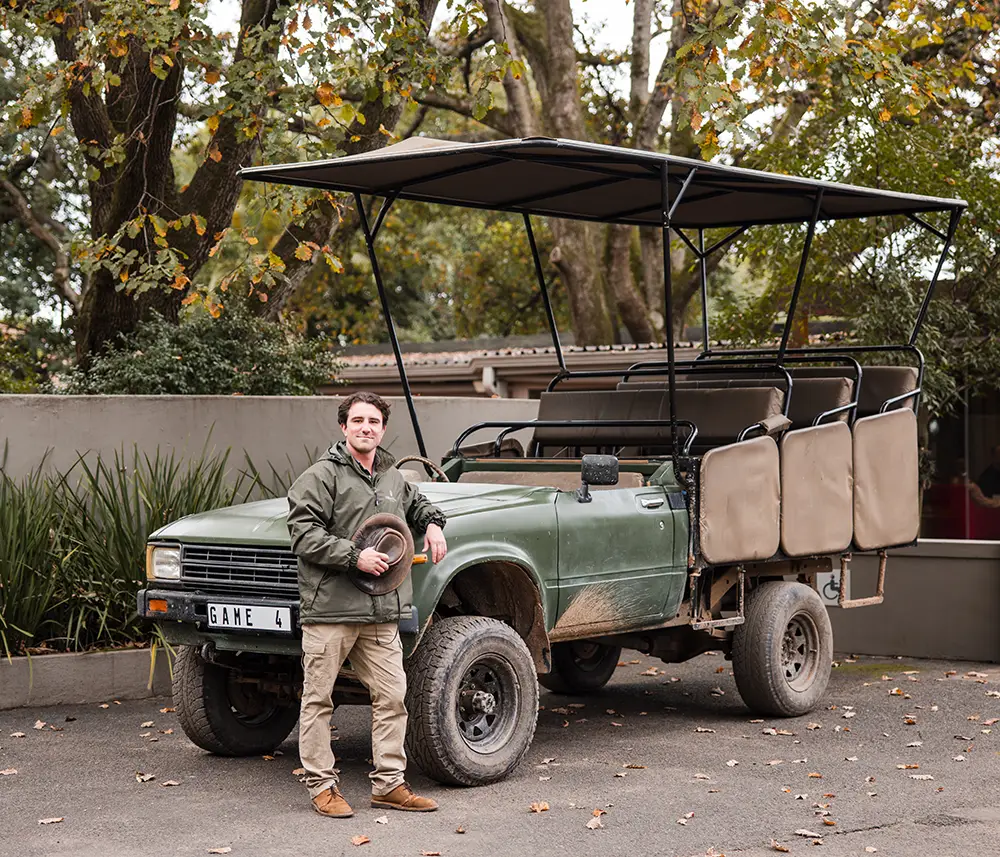 Ein Ranger und ein Safarifahrzeug im Villiera Wildlife Sanctuary bei Stellenbosch