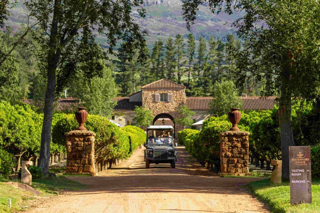Das Fahrzeug der Waterford Wine Drive auf Waterford Estate bei Stellenbosch